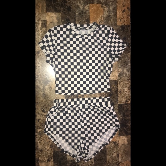 Matching crop top and shorts - Picture 1 of 3